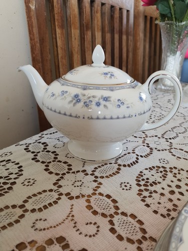 Wedgwood gardenia tea pot - pot,
