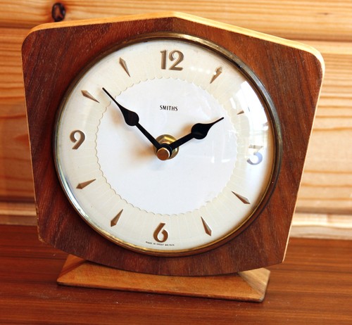 Vintage 16cm smiths mantel - 16cm,