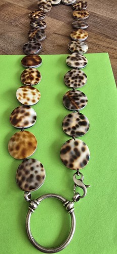 Loop tiger cowrie shell - la,