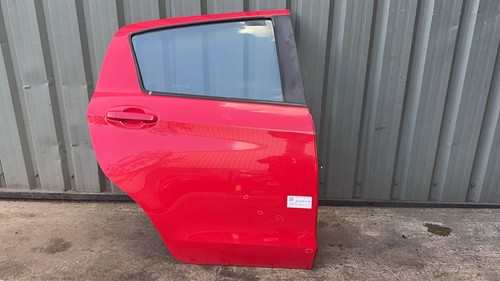 Toyota yaris hatchback door - 5,