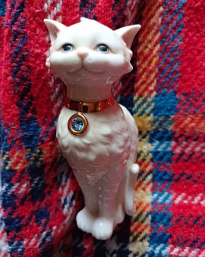 Unmarked white cat - unmarked, figurine