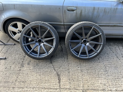 Staggered alloy wheels - 21”,