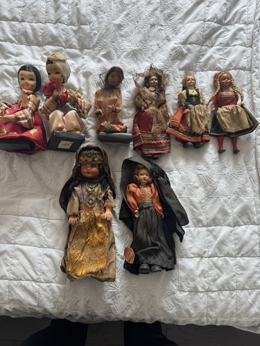 Lot cloth dolls in - of,