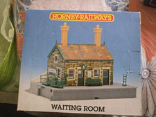 Hornby R523 Waiting room - OO