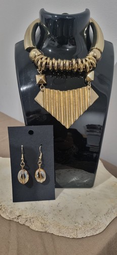 Vinrage gold tone statement - gold,