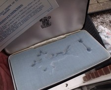 AN EMPTY ER 11 M.B.E. MEMBER BRITISH EMPIRE MEDAL BOX, ROYAL MINT, NO MEDAL.