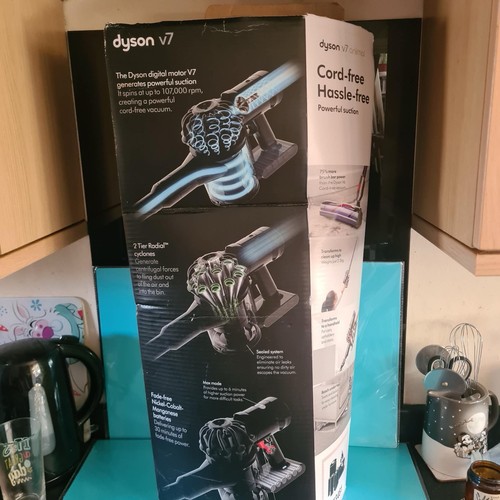 Dyson animal extra - v7, vacuum