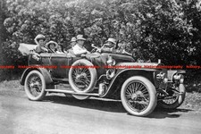 F004598 Men and women sitting