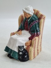 Royal doulton Fourty Winks HN 1974 Cat and Old Woman Figurine 5 x 4.5 inch