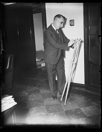 Photo 1936 man with crutches - photo:1936,