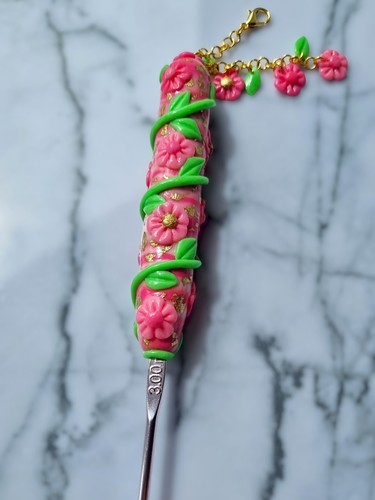 Pink floral crochet hook - pink,