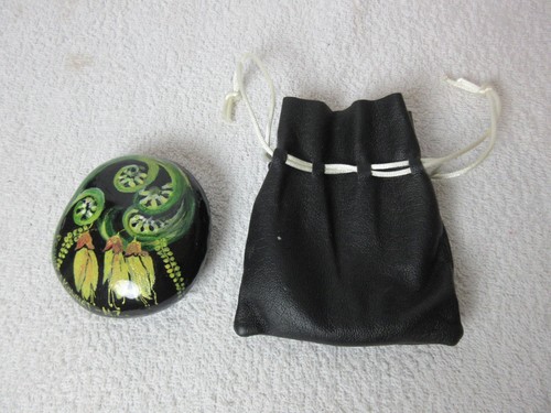Ponga kowhai painted - kowhai, stone