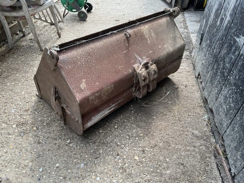 Bucket for tractor with side - with,