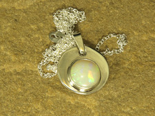 White solid 1.4ct opal pendant