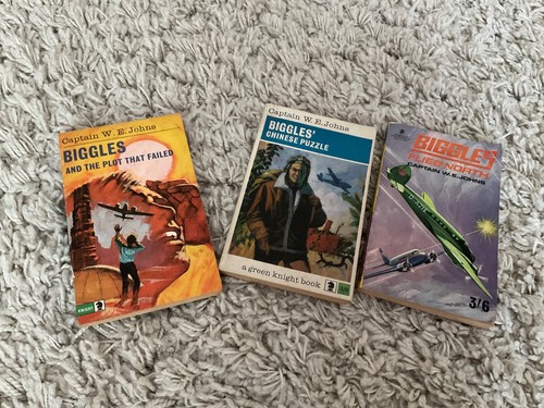Biggles books paperbacks - biggles, 3