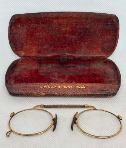 Vintage gold coloured rimmed - gold,