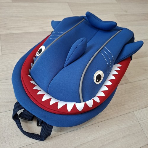 Neoprene shark backpack - 3d,