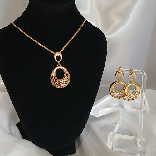 Gold tone circle pendant - tone,