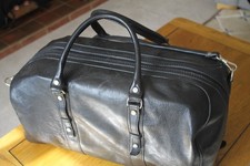 (925)  LARGE BLACK LEATHER ITALIAN HOLDALL BAG 55CM X 28CM X 28CM