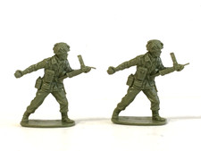 2 x AIRFIX. 1970's WWII BRITISH PARATROOPERS PLASTIC SOLDIERS. 1/32 ORIGINALS