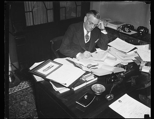 Photo 1930s man desk - photo:1930s,