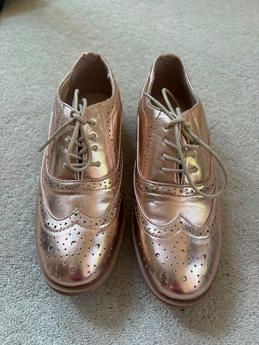 Metallic rose brogue style