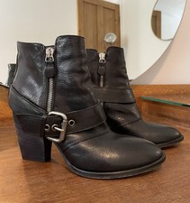 Pied à Terre Stunning Black