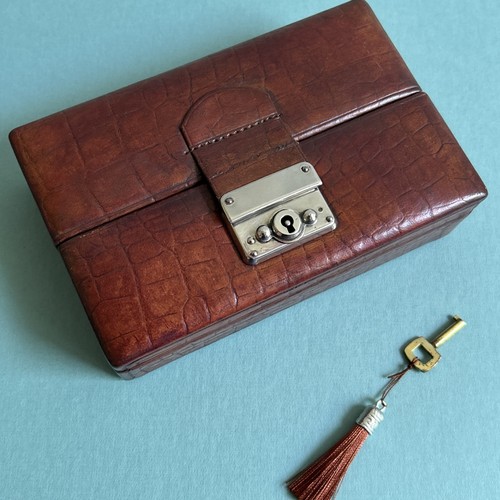 Antique vintage leather - /,