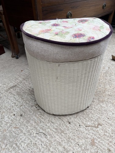 Half moon laundry box white - half,