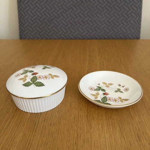 Wedgwood wild strawberry - strawberry, bone