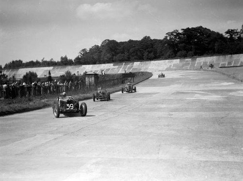 Alfa romeo monza leads bugatti - alfa,