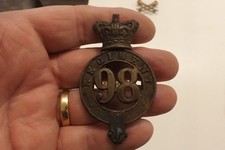 MILITARY GLENGARRY BADGE 98TH PRINCE OF WALES REGIMENT 7CMS BY 4CMS  (4124)