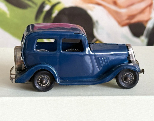 Triang minic 100 ford saloon - triang,