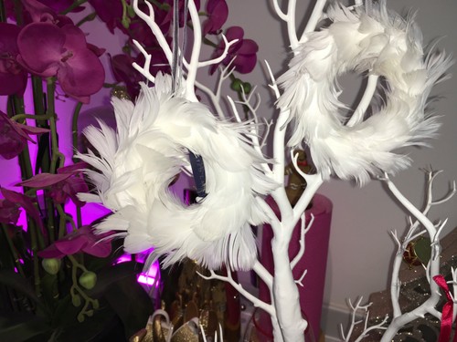 Luxury white fluffy feather - white,
