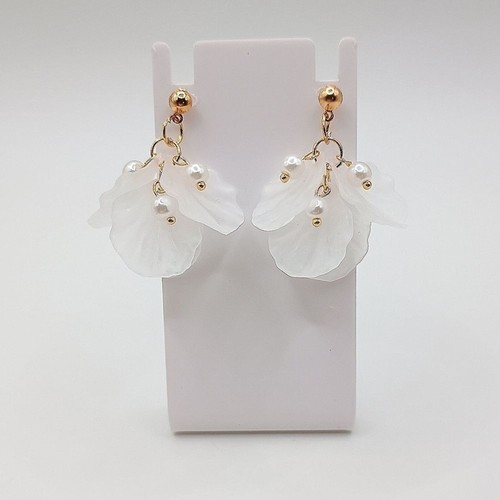 White petals acrylic drop - white,