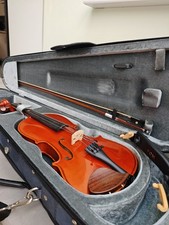 Yamaha V5 1/2 Size Violin Include Bow, Shoulder Rest and Hard Case