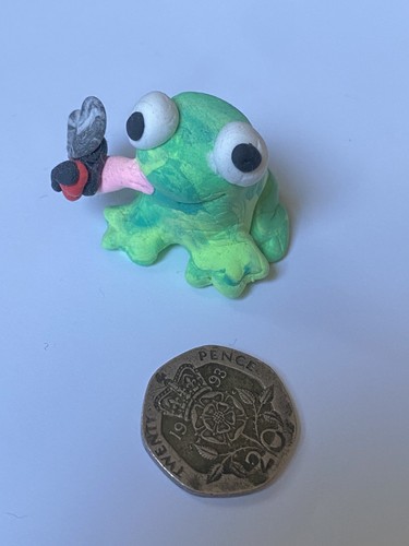 Desk pet green frog - desk, pet-green