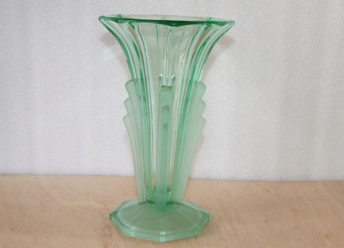 Art deco green glass - art, vase