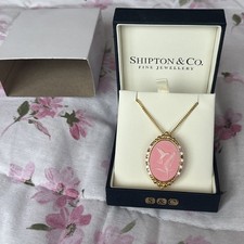 Hummingbird Cameo Pendant In