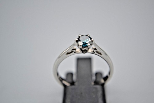 18ct ladies blue diamond - 18ct,