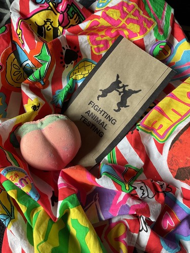 Lush peachy bath bomb new - peachy,