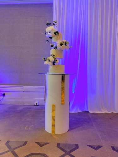 Gold bar plinth - gold, cake