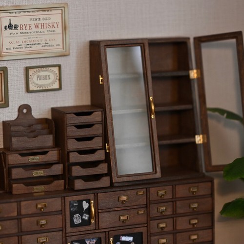 Scale dolls house - dolls,