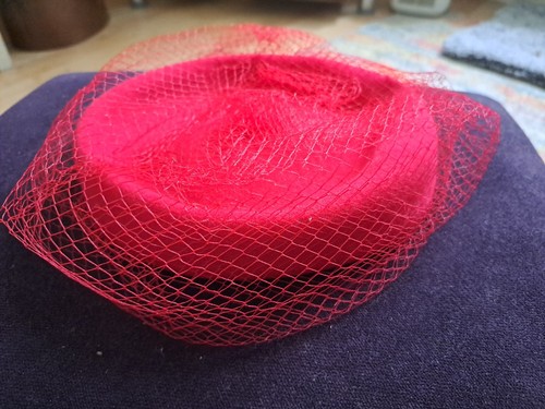 Red pillbox cocktail felt hat - red,