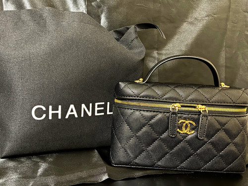 Chanel black quilted makeup - black,