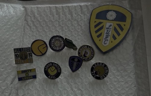 Leeds united pin badges - 9,