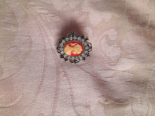 Cameo oval cream centre - cream, brooch