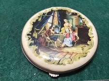 VINTAGE  GWENDA POWDER COMPACT