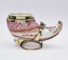 18TH CENTURY CHINESE PORCELAIN SILVER GILT MOUNTED POMANDER / VINAIGRETTE