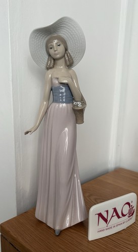Lladro elegant lady strolling - lladro,